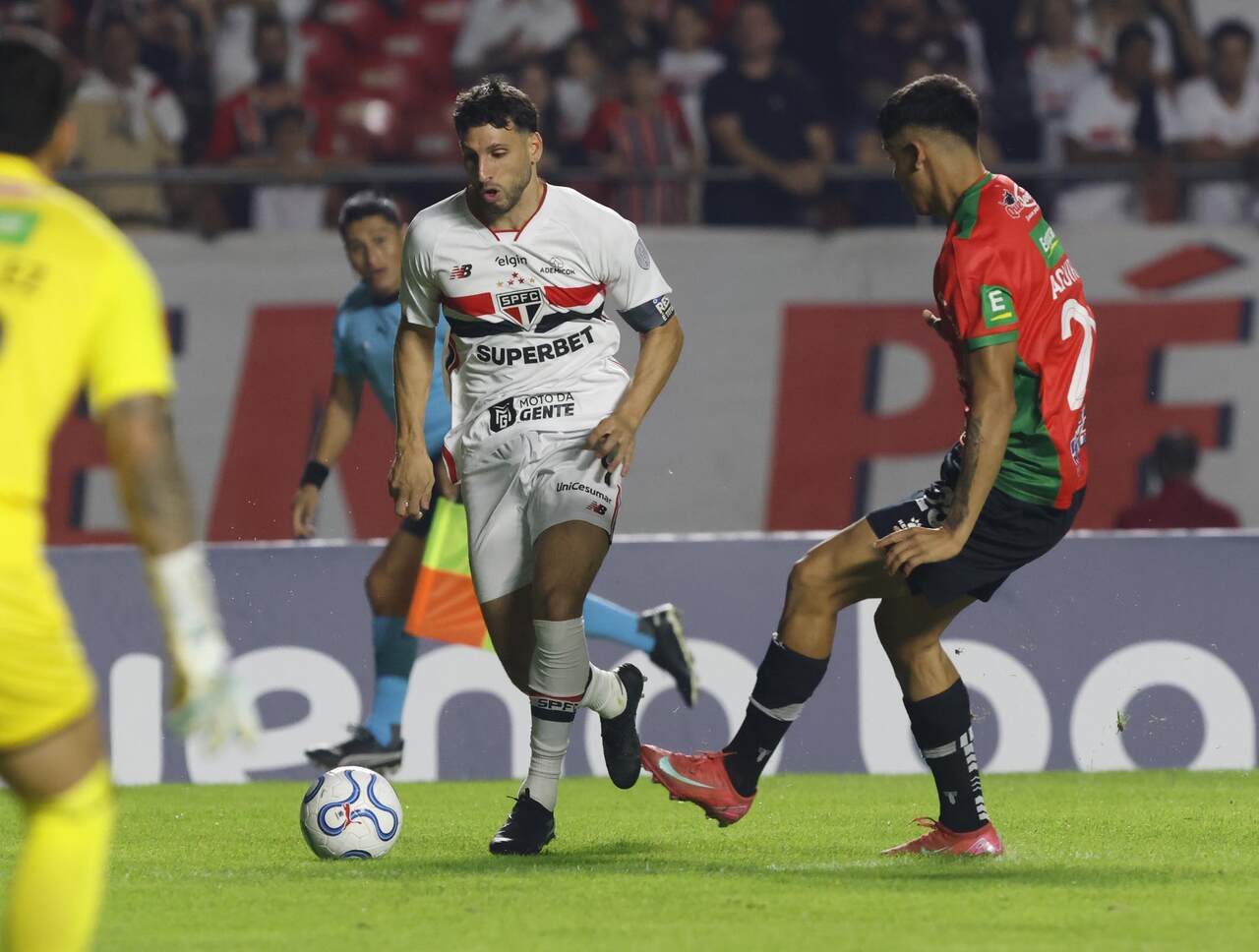 Calleri em ação com a camisa do São Paulo - Foto: Rubens Chiri e Nilson Fukuda / São Paulo FC