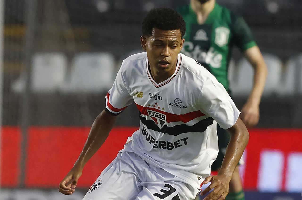 Paulinho em ação com camisa do São Paulo - Foto: Rubens Chiri/Saopaulofc.net