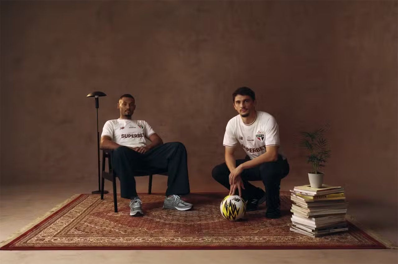 Sabino e Pablo Maia posam com nova camisa número 3 do São Paulo - Reprodução/New Balance
