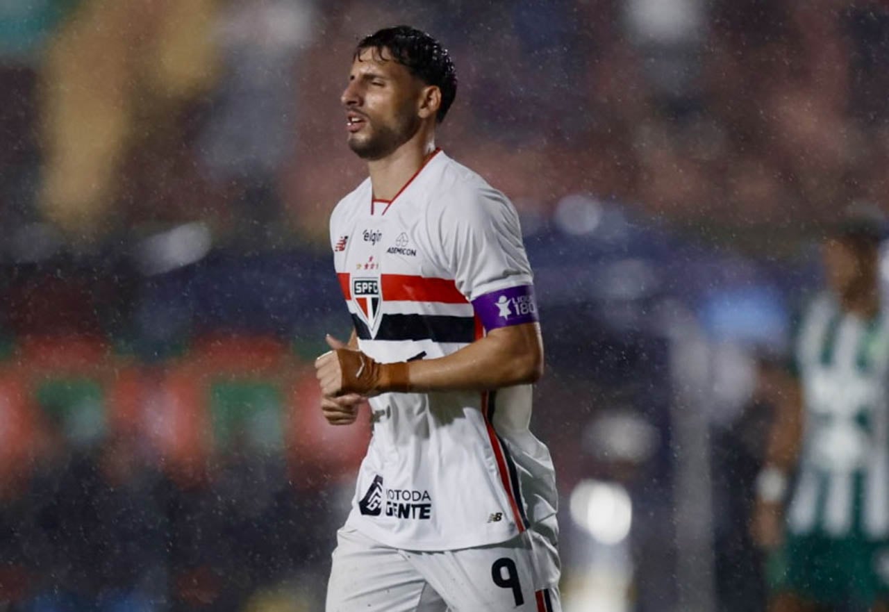 Calleri assina contrato com o São Paulo até o fim de 2028 -- Foto: Rubens Chiri e Miguel Schincariol/Saopaulofc.net