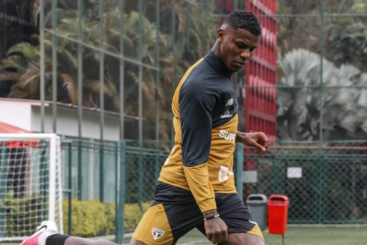 Arboleda, do São Paulo, trata um edema no adutor esquerdo - Foto: Erico Leonan / São Paulo FC