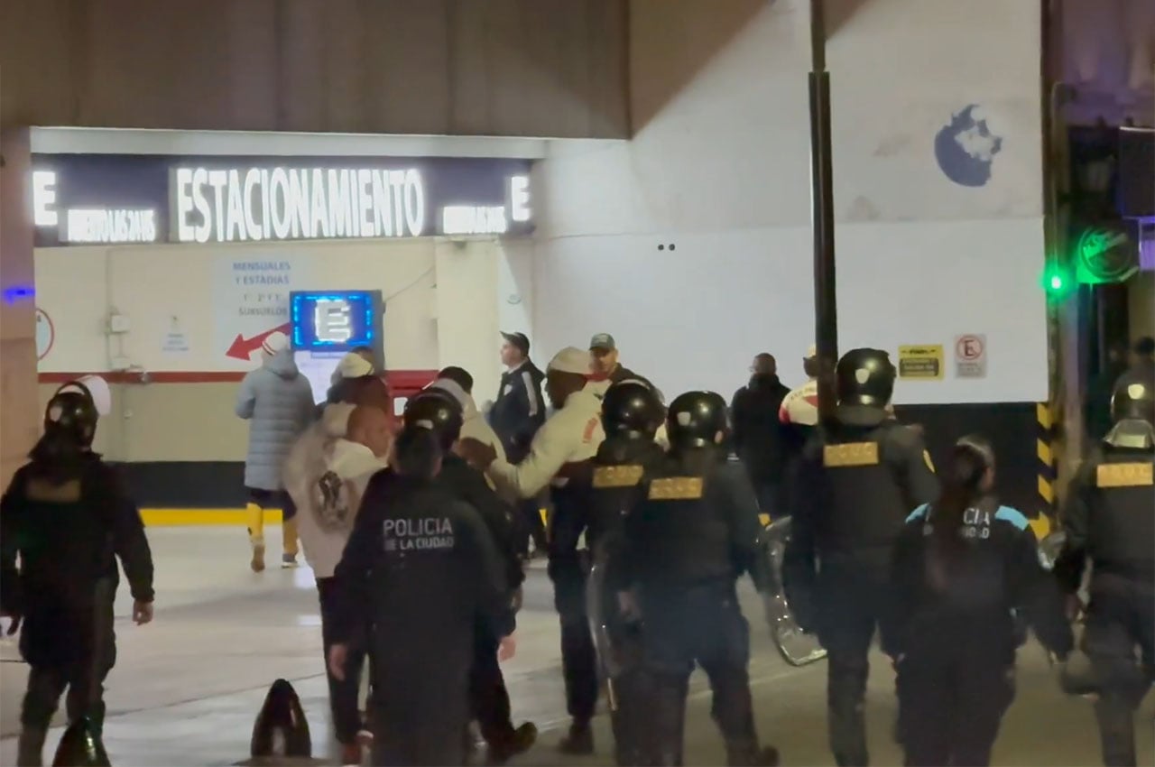 Confusão com torcedores na entrada do hotel em Buenos Aires - São Paulo - Reprodução de vídeo