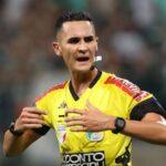 Confusão; jogadores e dirigentes do São Paulo reclamaram bastante com arbitragem e foram contidos