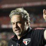 “Chega do Abel apitar jogo, eu vi o auxiliar dele xingar o Calleri” revoltado Júlio Casares falou na Zona Mista