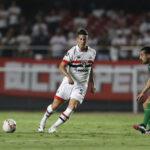 James Rodriguez tem lesão detectada e está fora do jogo contra o Flamengo