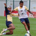 Luiz Gustavo treina com bola, e se aproxima do retorno ao time do São Paulo