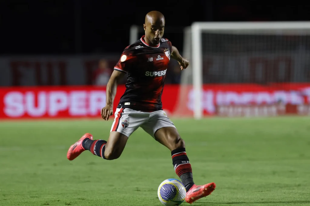 Lucas Moura: participar de gols do São Paulo já virou rotina para o camisa 7, que neste sábado deixou André Silva em posição privilegiada com uma bela assistência para empatar o jogo contra o Atlético-MG. Com seu poder de improvisação, Lucas dificultou a vida da defesa rival e mais uma vez deixou o gramado como um dos principais destaques. (Foto: Rubens Chiri/saopaulofc)