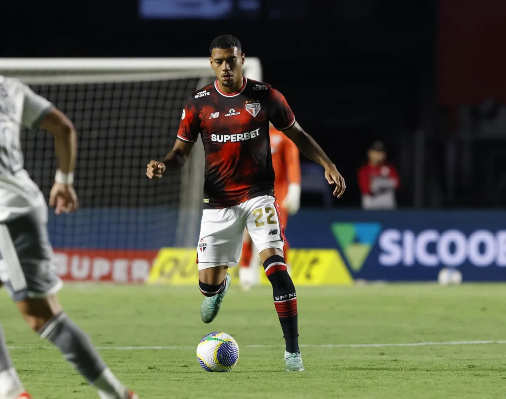 Ruan: o zagueiro que vem sendo uma aposta do técnico Luis Zubeldía nesta reta final de temporada tem demonstrado domínio na marcação, mas não a mesma qualidade na saída de bola, figurando como um defensor de mais pegada. Ruan, com passes mais apurados, fará diferença ao São Paulo. (Foto: Rubens Chiri/saopaulofc)
