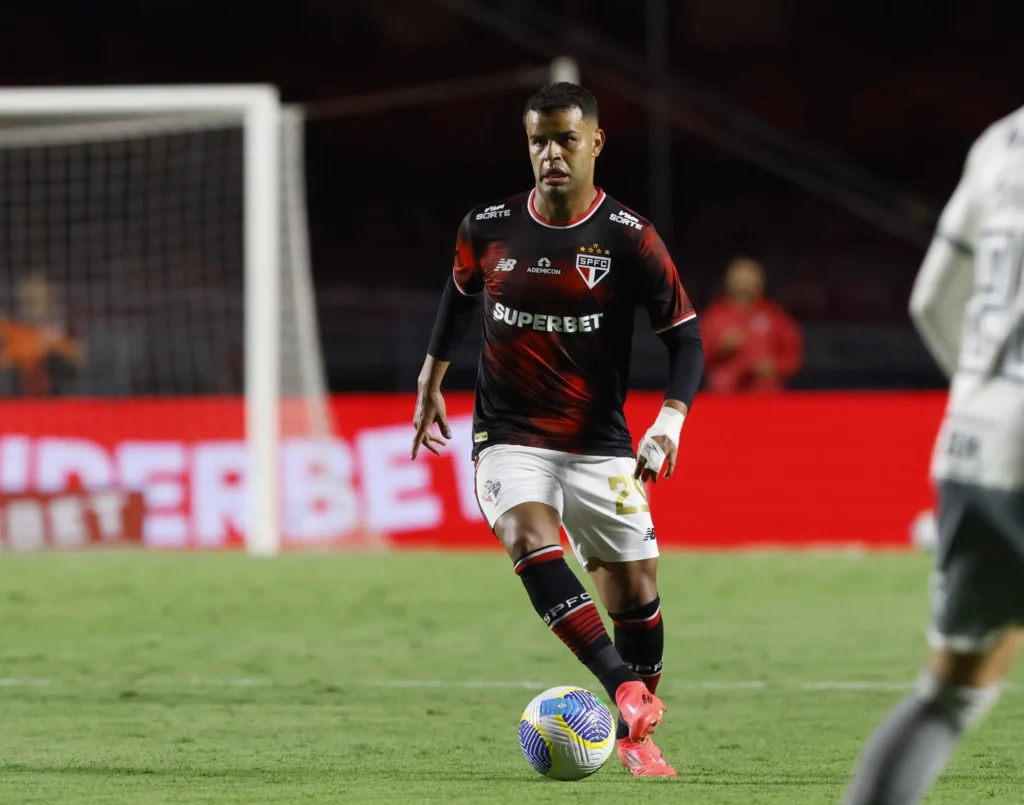 Alisson: titular pela primeira vez desde que se recuperou da grave lesão no tornozelo direito, o volante são-paulino mostrou que vem evoluindo gradativamente, entretanto, ainda falta percorrer um longo caminho até retomar a sua versão que o transformou em uma peça indispensável para o Tricolor. (Foto: Rubens Chiri/saopaulofc)