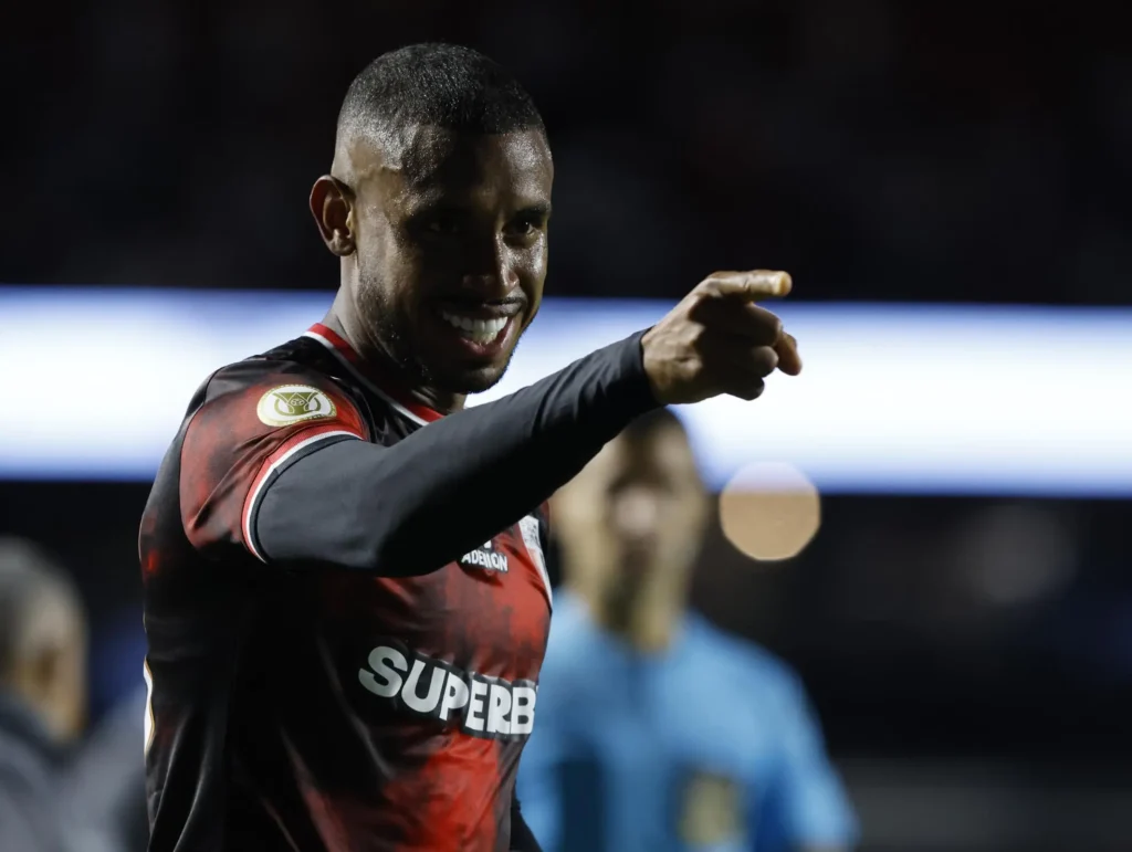 André Silva: o atacante mais uma vez foi às redes, marcando o gol da classificação do São Paulo para a Libertadores e aproveitando o período de Calleri lesionado para mostrar ao técnico Luis Zubeldía que tem potencial para dar conta do recado como referência dentro da área. (Foto: Rubens Chiri/saopaulofc)