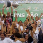 São Paulo completa 16 anos do tri brasileiro podendo barrar feito do rival