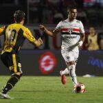 Alisson cumpre nova função em classificação do São Paulo e ganha pontos com Zubeldía