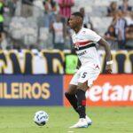 Arboleda mantém ritmo de 2024 e é o jogador de linha do São Paulo com mais minutos no ano