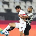 De volta após suspensão, Calleri é substituído com dores no joelho no São Paulo durante jogo contra o Botafogo
