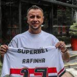 São Paulo recebe visita de Rafinha antes de duelo pela Libertadores