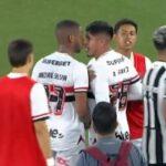 André Silva e Alan Franco discutem e precisam ser separados após empate do São Paulo contra o Botafogo