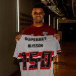 Titular contra o Galo, Alisson atinge a marca de 150 jogos pelo São Paulo e recebe homenagem