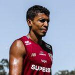 Luiz Gustavo é internado com problema pulmonar e São Paulo encerra preparação para visitar o Atlético-MG
