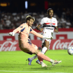 André Silva, do São Paulo, sente a coxa direita na Libertadores e faz gelo ao ser substituído