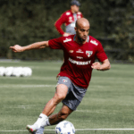 Lucas, do São Paulo, passa por intervenção no joelho e só volta a jogar em agosto