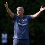 Perto de realizar sonho no São Paulo, Crespo tenta encerrar marca que só ele tem entre técnicos da ‘era Casares’