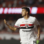 Tapia supera Dinenno no São Paulo e vira 1ª opção no banco como “homem-gol”