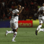 Lucas marca pela primeira vez após retorno e cria ‘dúvida boa’ para Crespo na Libertadores