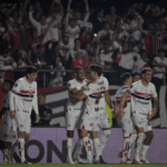 Rafael pega pênalti, São Paulo bate Atlético Nacional e vai às quartas