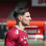 À espera de concorrência, Cédric aproveita espaço, mostra força e ganha sequência no São Paulo