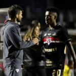 Marcos Antônio e André Silva vão passar por exames após dores em vitória do São Paulo