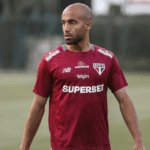 Lucas, do São Paulo, retira fibrose do joelho e mantém prazo para voltar a jogar na Libertadores