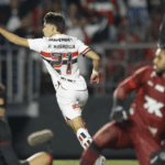 Na volta de Lucas, São Paulo bate o Vitória e cola no G6 do Brasileirão