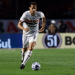 Tolói reestreia pelo São Paulo e ganha elogios de Crespo: “Tudo muito familiar para ele”