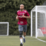 Lucas, do São Paulo, corre no gramado pela primeira vez após artroscopia no joelho