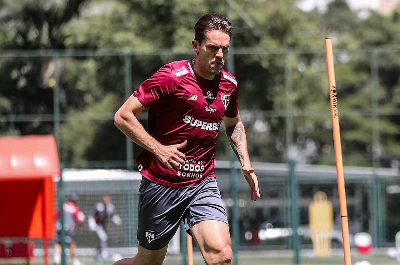 São Paulo se reapresenta e tem Tolói e Calleri em transição física