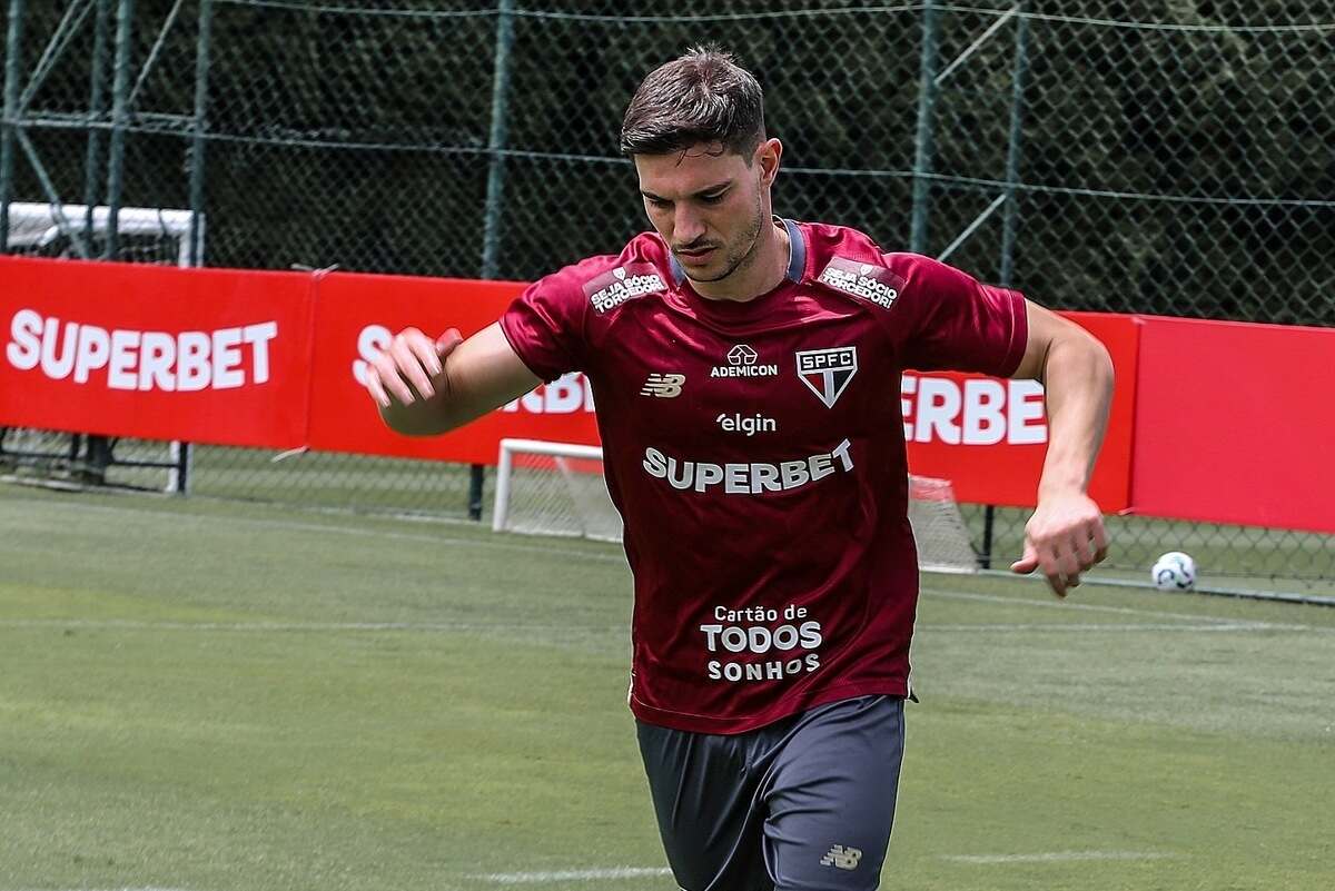 São Paulo volta aos treinos com Cédric, Oscar e Calleri em transição