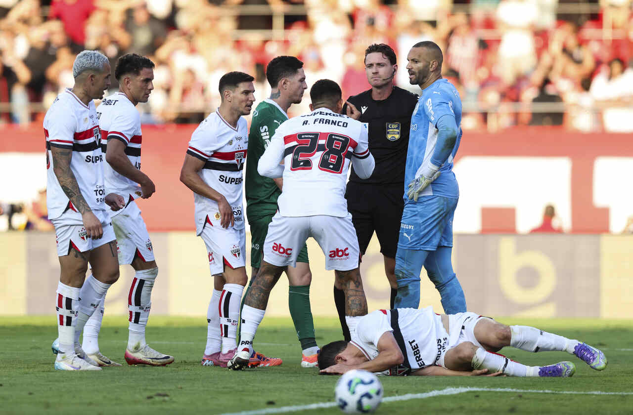 Após polêmica, CBF divulga áudios do VAR de São Paulo x Palmeiras