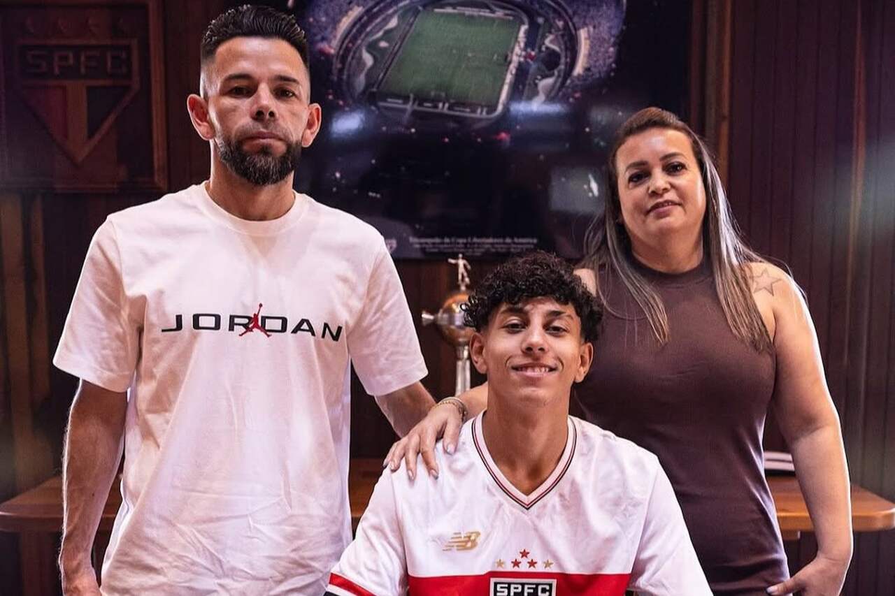 Meia de 16 anos assina primeiro contrato profissional com o São Paulo