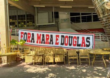 Sócio do São Paulo protestam contra vazamentos do caso do camarote