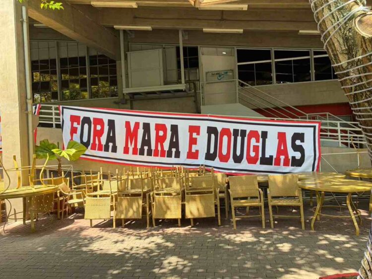 Sócio do São Paulo protestam contra vazamentos do caso do camarote