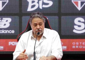 Casares marca reuniões e tenta se proteger de impeachment no São Paulo