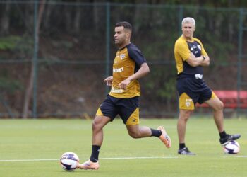 Crespo confirma permanência de Alisson no São Paulo após negociação com o Corinthians