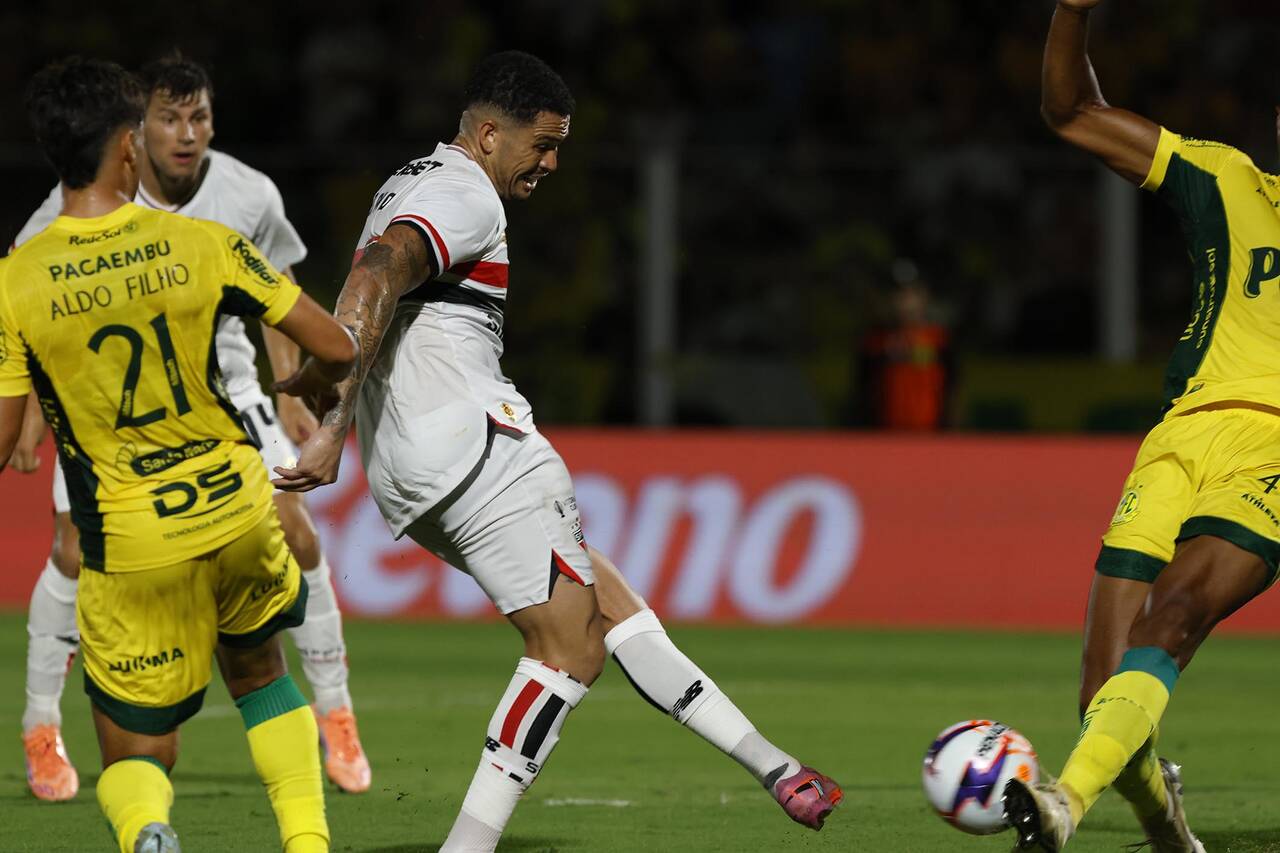 Luciano em ação na derrota do São Paulo por 3 a 0 diante do Mirassol - Foto: Rubens Chiri / São Paulo