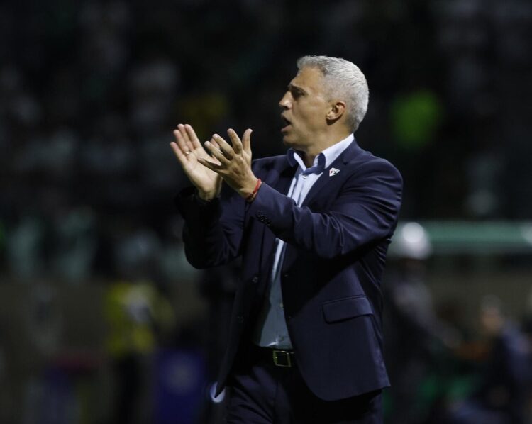 Crespo se diz preocupado, mas minimiza derrota no Choque-Rei e projeta uso de jovens da Copinha