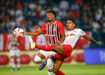 São Paulo vira em cima do RB Bragantino e segue líder do Brasileirão