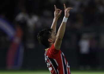 São Paulo vence Bragantino e avança à semifinal do Paulistão