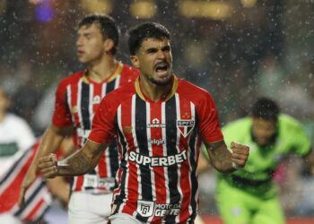 São Paulo vence Coritiba fora de casa e mantém pressão por ponta do Brasileirão