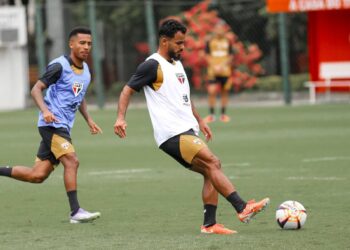 São Paulo tem retornos em treino no CT da Barra Funda