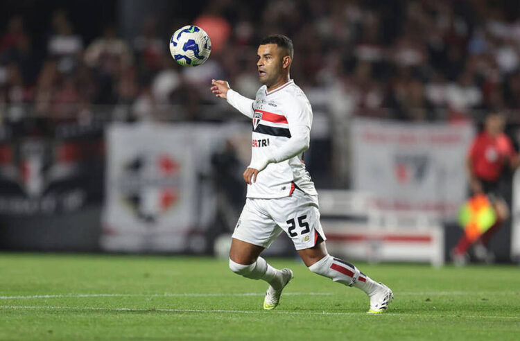 Após negociação frustrada, Alisson completa um mês sem atuar no São Paulo