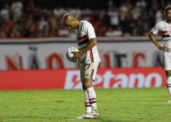 Diretor do São Paulo faz “apelo” para Lucas jogar semifinal do Paulistão na grama sintética